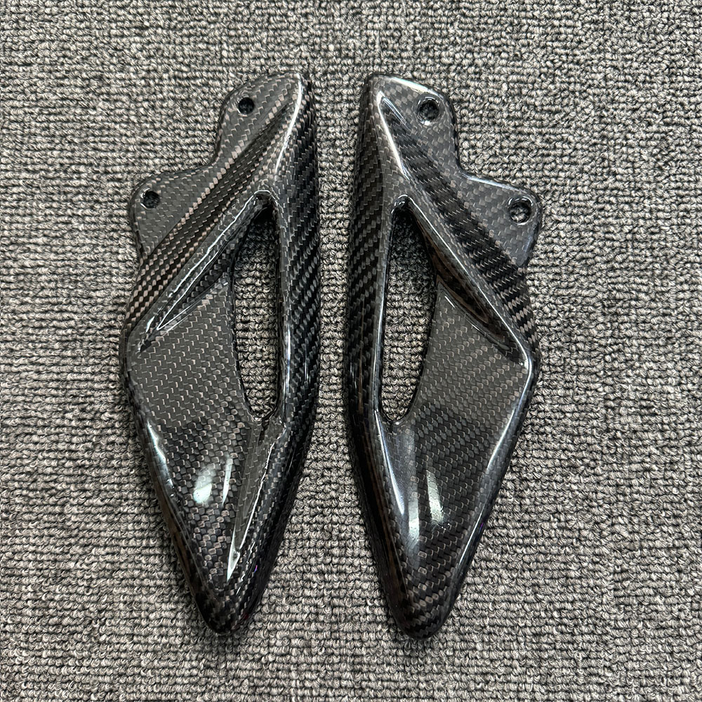 For Triumph Street Triple 660  - Crepe Pan Carbon のレビューと価格