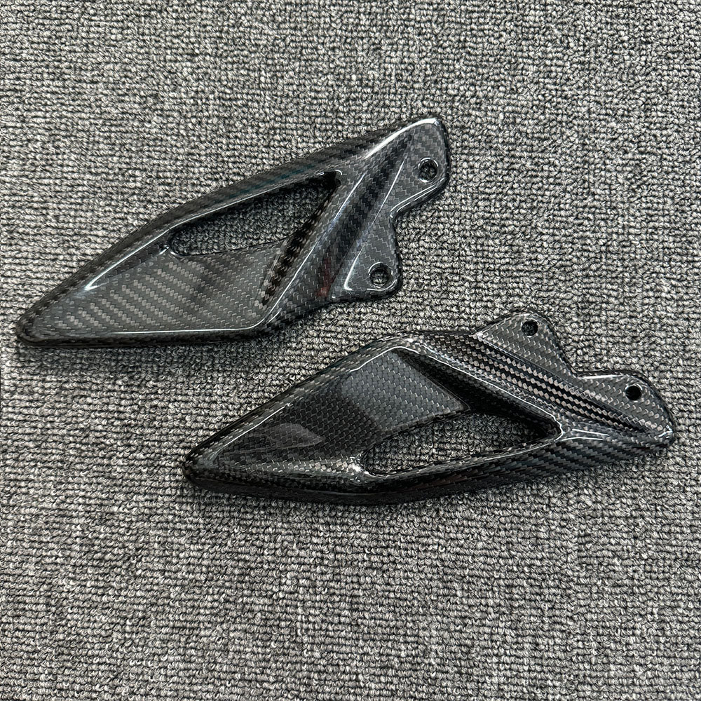 For Triumph Street Triple 660  - Crepe Pan Carbon のレビューと価格